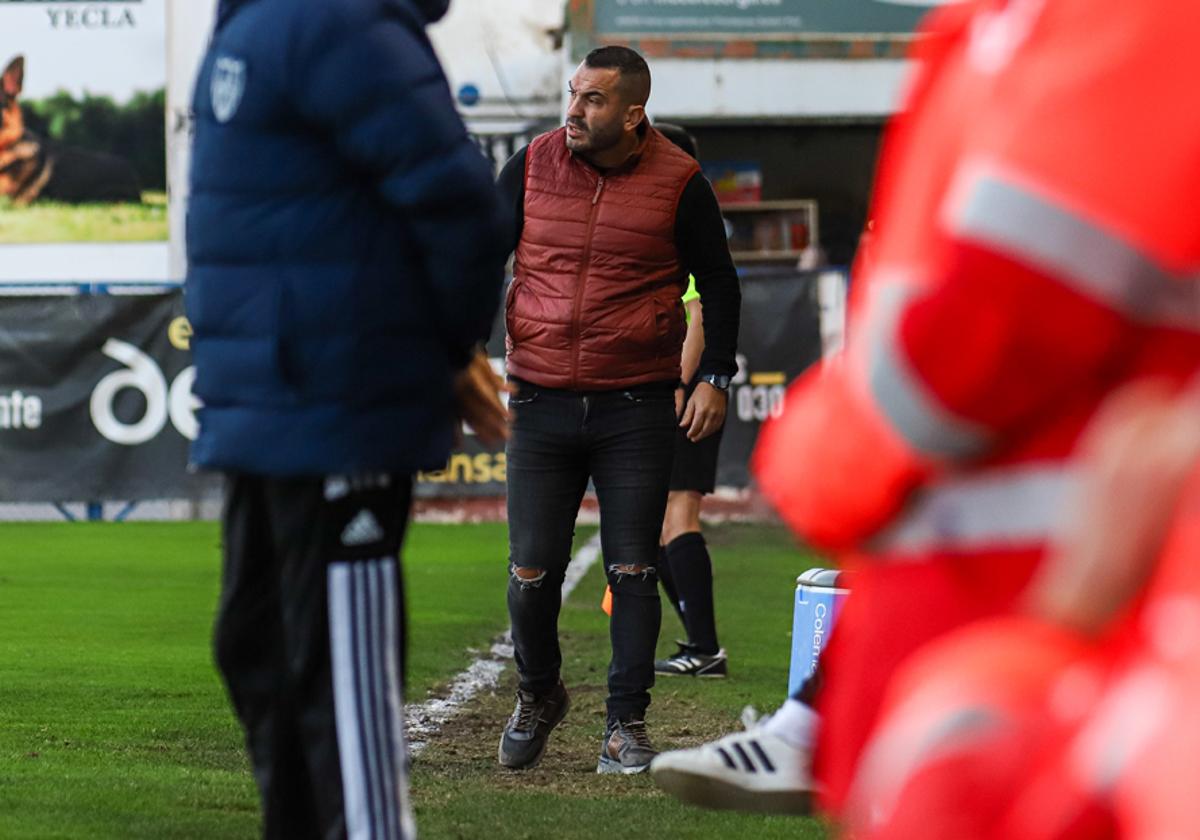 Adrián Hernández, entrenador del Yeclano.