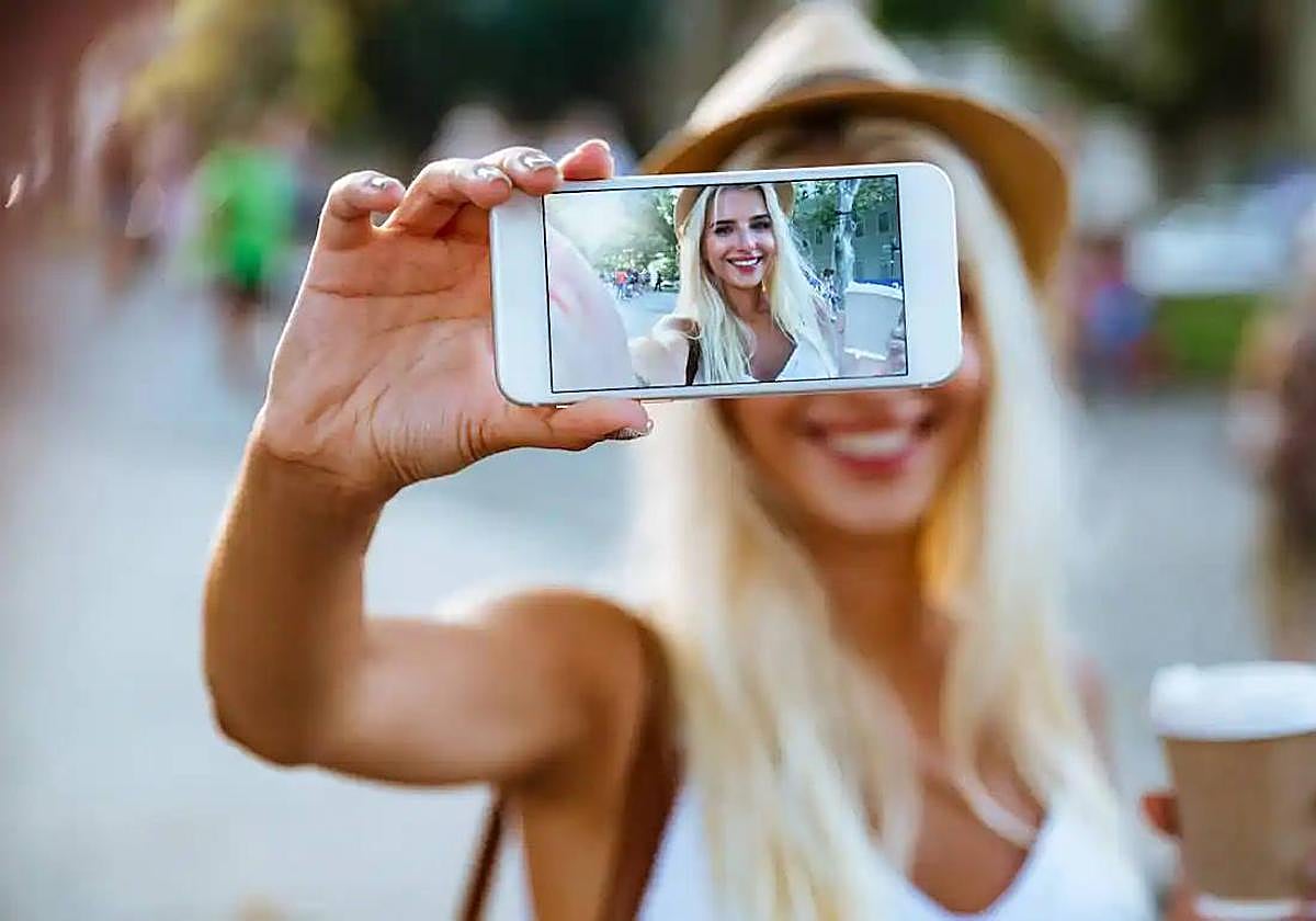 Una joven haciéndose un selfi.