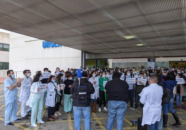 Protesta de los sanitarios, el pasado febrero, a las puertas de Urgencias.