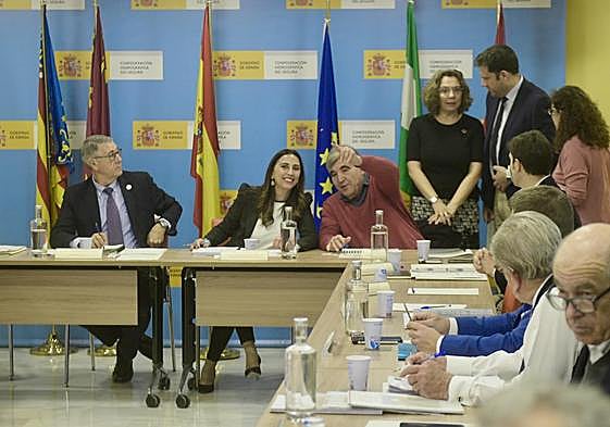 El presidente de la CHS, junto a la consejera de Agricultura y el comisario de Aguas, este martes.