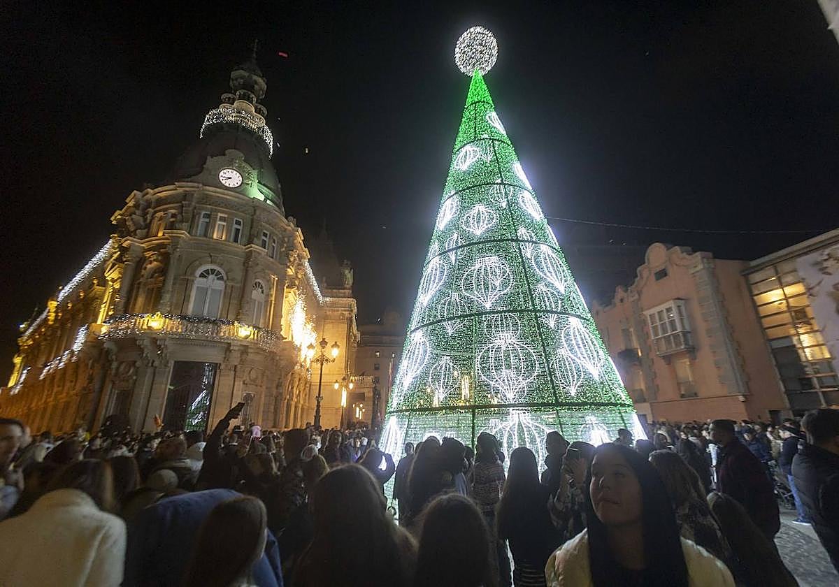 Ambiente en el encendido de las luces, este martes.