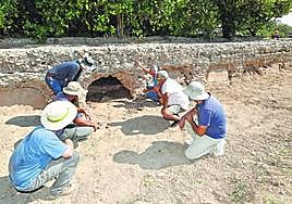 Investigadores del CSIC y del Instituto Arqueológico Alemán inspeccionan la arquería excavada en el llano de Monteagudo.