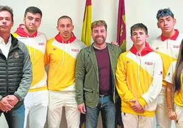 Componentes de la selección regional sub-17 de halterofilia, con Fran Sánchez, director general de Deportes, este lunes.