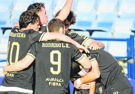 Varios jugadores del Real Murcia celebran el gol de Pedro León ante el Recreativo de Huelva abrazando al capitán grana.