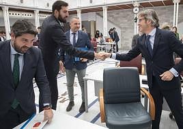 José Ángel Antelo y Luis Alberto Marín se dan la mano este martes, en la Asamblea Regional, en presencia de Fernando López Miras y Joaquín Segado.