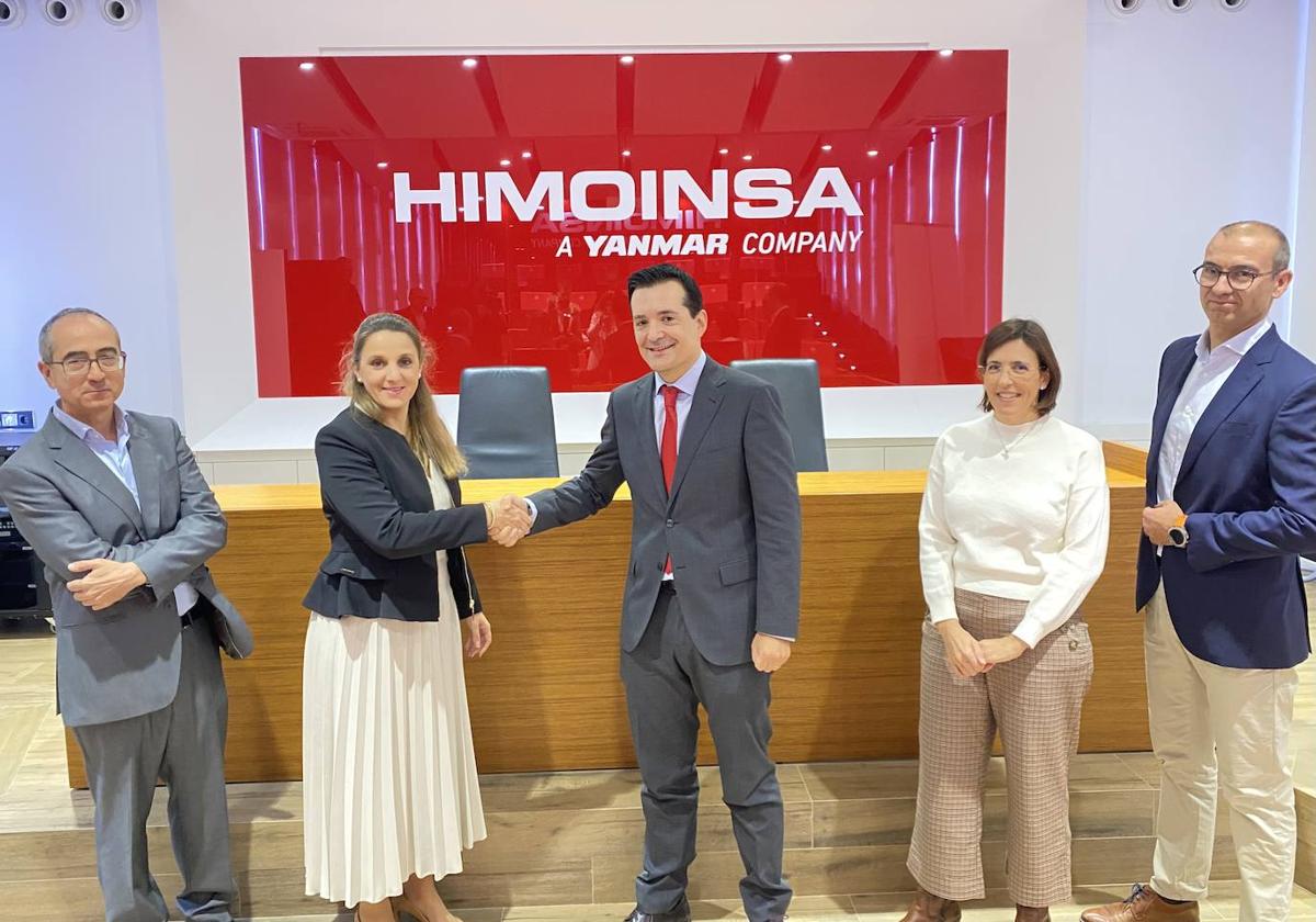 El consejero de Fomento e Infraestructuras, José Manuel Pancorbo, y la vicepresidenta de Himoinsa, Lidia Gracia, suscriben el convenio para ejecutar las obras.