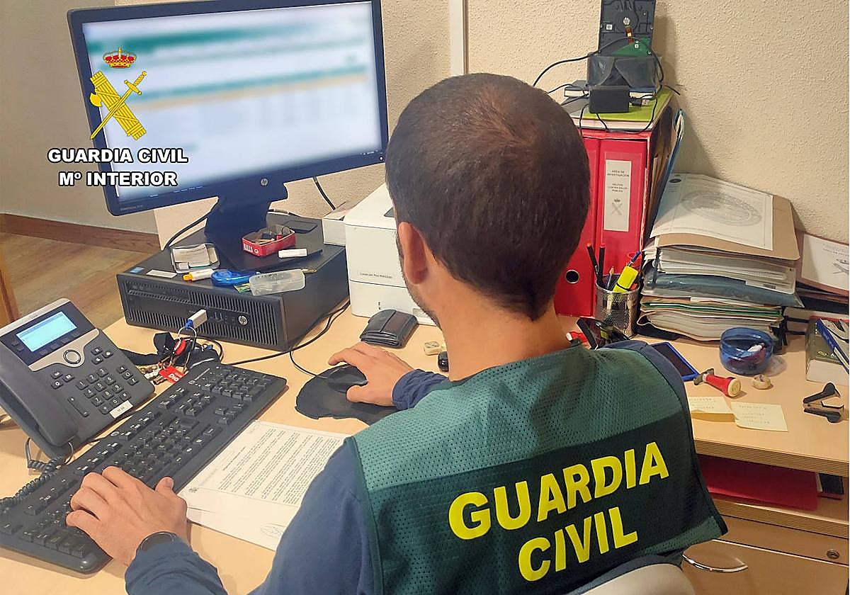 Uno de los agentes de la Guardia Civil en la operación 'Kraya'.
