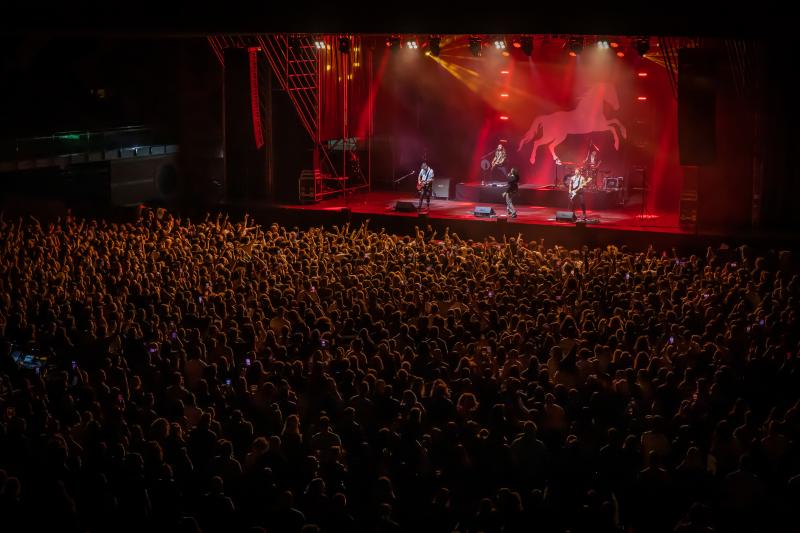 El rock de Arde Bogotá desborda el Palacio de los Deportes de Torrevieja