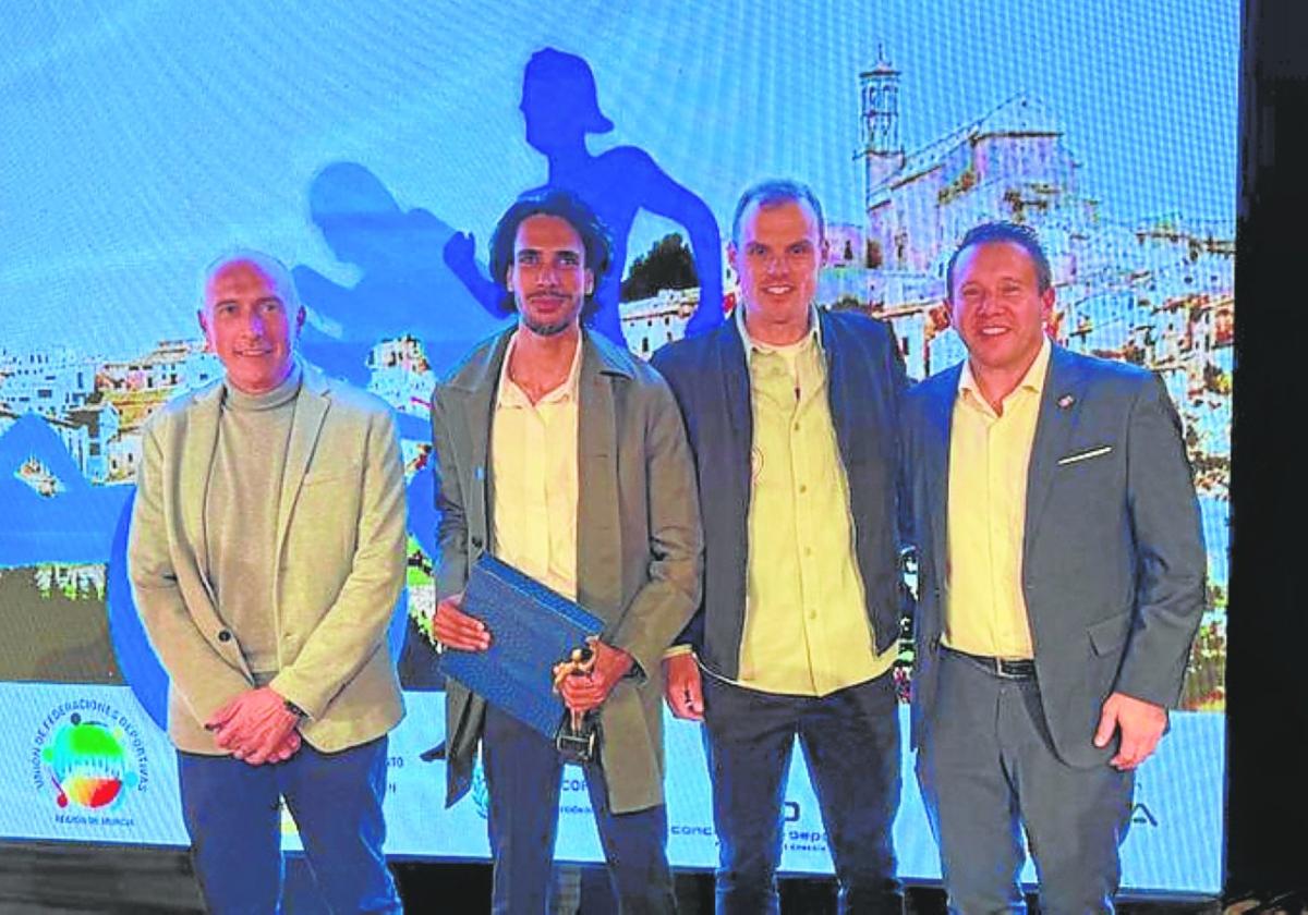 Los muleños Mo Katir y Luis León Sánchez con el alcalde de su pueblo, Juan Jesús Moreno, anoche en Cehegín.