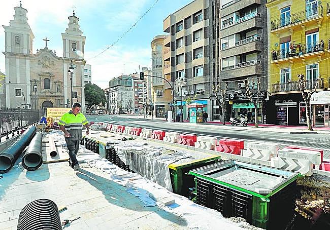 Obras de soterramiento de los contenedores en Alameda de Colón.