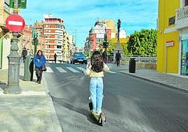 Una usuaria del patinete se acerca al Puente de los Peligros en dirección contraria.