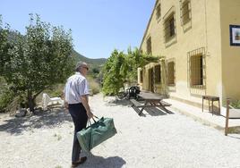 Un cliente llega a una casa rural en una imagen de archivo.