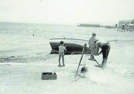 Un pescador prepara un caldero en la playa de Los Alcázares, a mediados del siglo pasado.