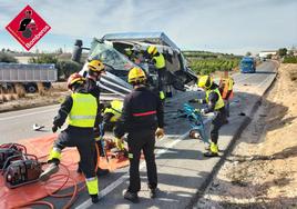 Excarcelan a un conductor en La Murada tras un choque frontal entre dos camiones
