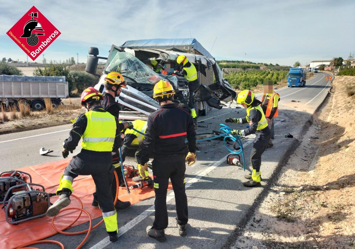 Excarcelan a un conductor en La Murada tras un choque frontal entre dos camiones