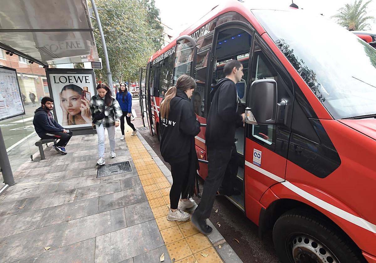 Varios jóvenes hacen uso del transporte público durante el periodo de gratuidad.