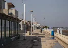 Una mujer camina por el paseo marítimo de Los Nietos, en una imagen de archivo.