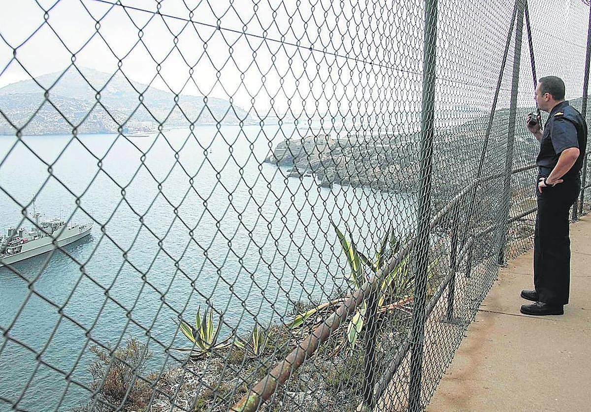 El oficial Félix Bernal da instrucciones desde Trincabotijas al cazaminas 'Segura' para que haga pasadas por los magnetómetros.