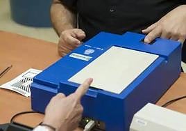 Una foto pintada a mano: la surrealista situación vivida por un joven al renovarse el DNI.