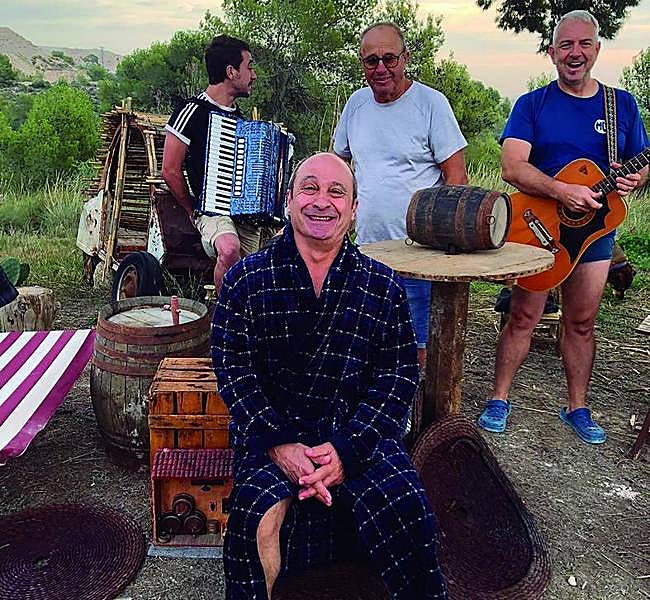 Cómo se hizo. Los protagonistas de la escena en la bodega esperan divertidos el momento de la foto.