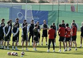 Pablo Alfaro se dirige a sus futbolistas en un entrenamiento celebrado en las instalaciones de Pinatar Arena.