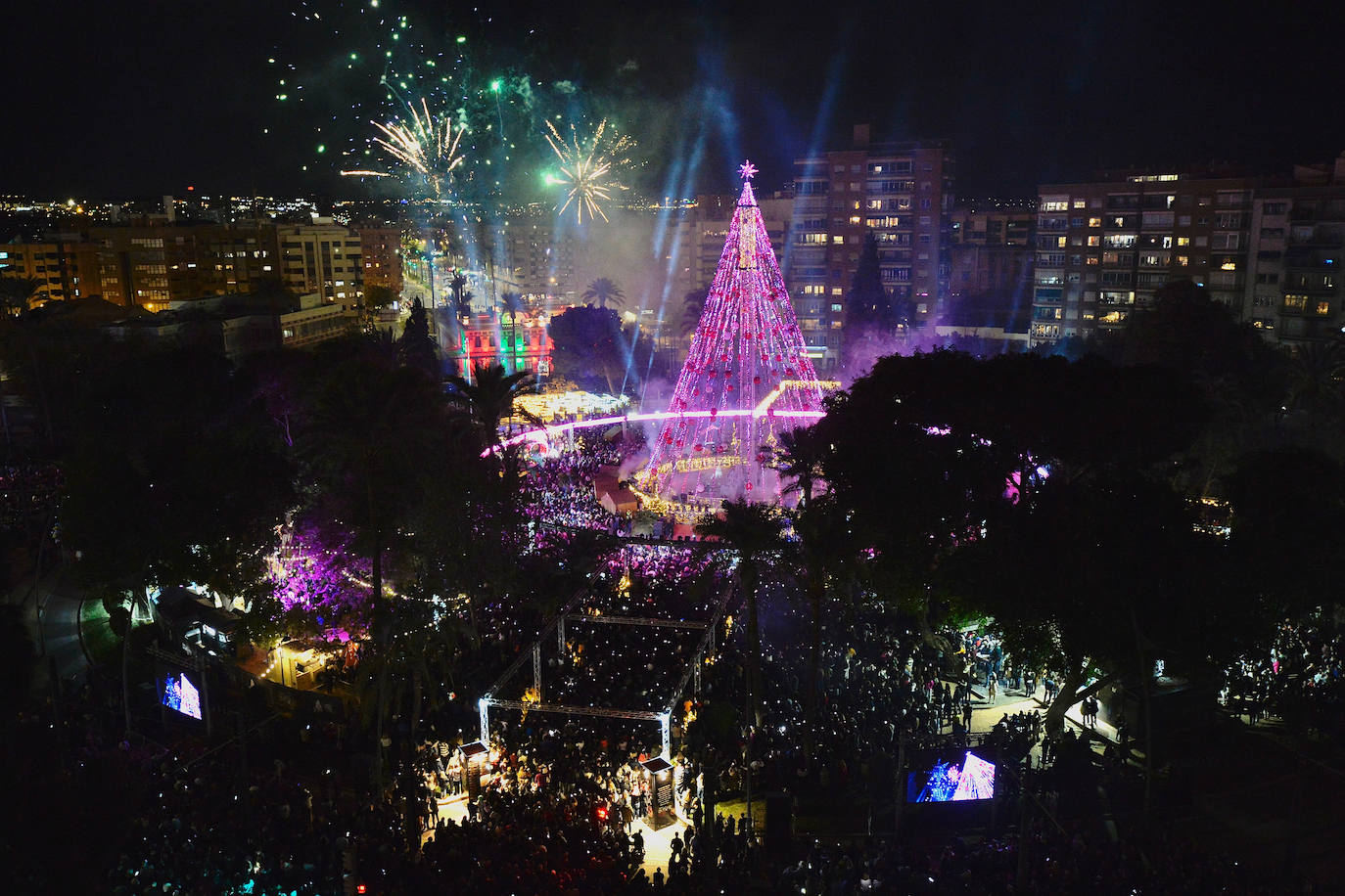 El espectáculo de encendido del gran árbol de Navidad de la plaza Circular de Murcia, en imágenes