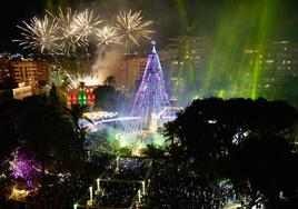 El gran árbol de Navidad de la plaza Circular de Murcia, iluminado, este sábado. En vídeo, resumen del acto.