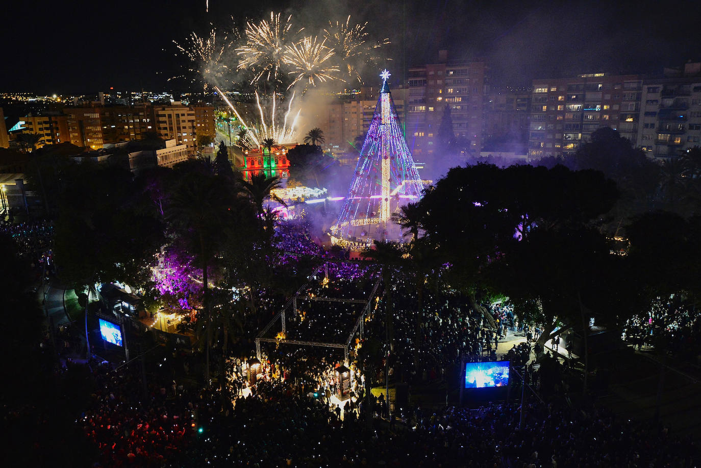 El espectáculo de encendido del gran árbol de Navidad de la plaza Circular de Murcia, en imágenes