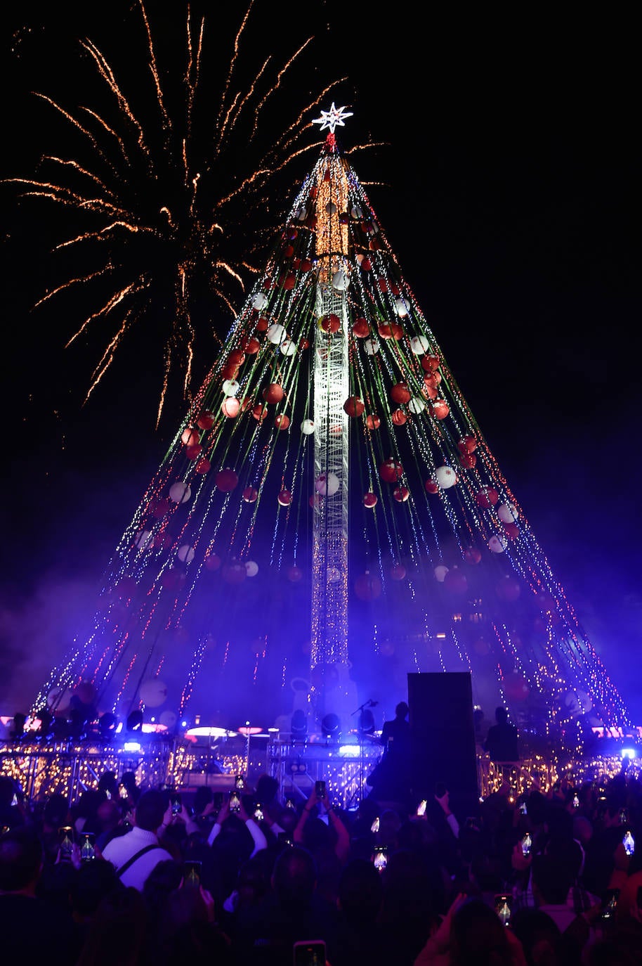 El espectáculo de encendido del gran árbol de Navidad de la plaza Circular de Murcia, en imágenes