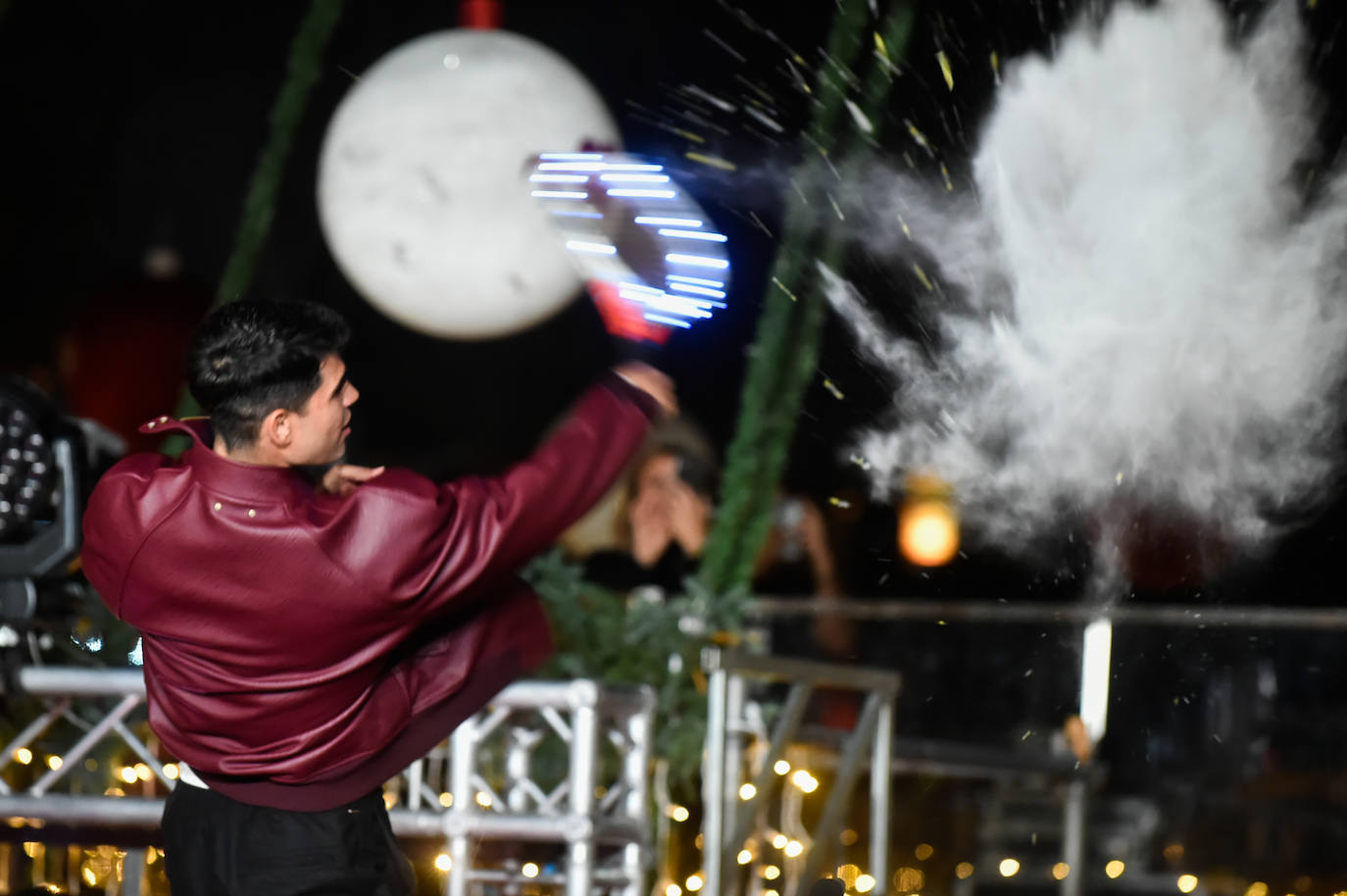 El espectáculo de encendido del gran árbol de Navidad de la plaza Circular de Murcia, en imágenes