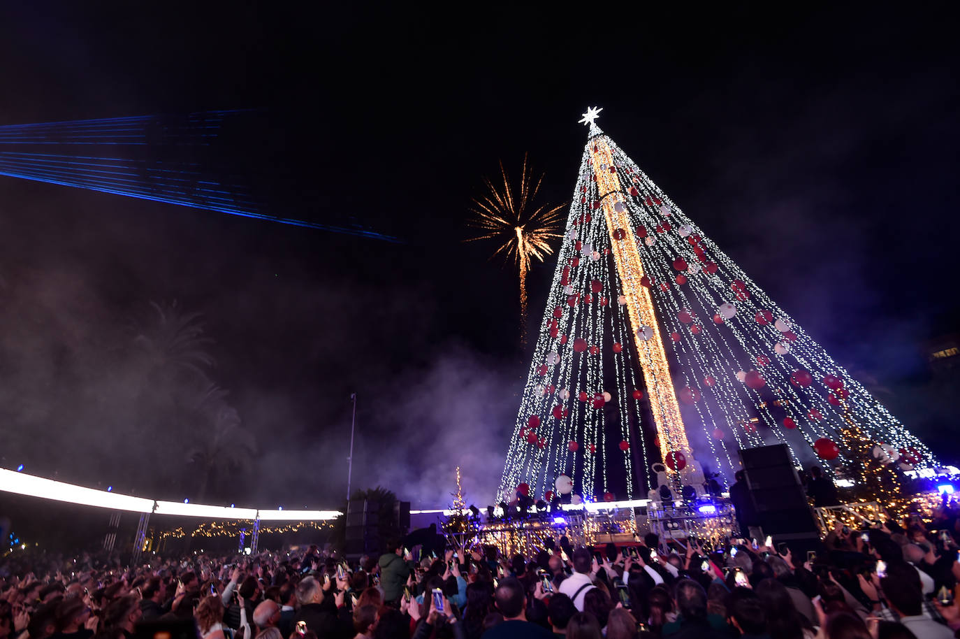 El espectáculo de encendido del gran árbol de Navidad de la plaza Circular de Murcia, en imágenes