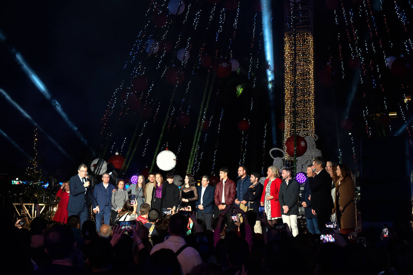 El espectáculo de encendido del gran árbol de Navidad de la plaza Circular de Murcia, en imágenes