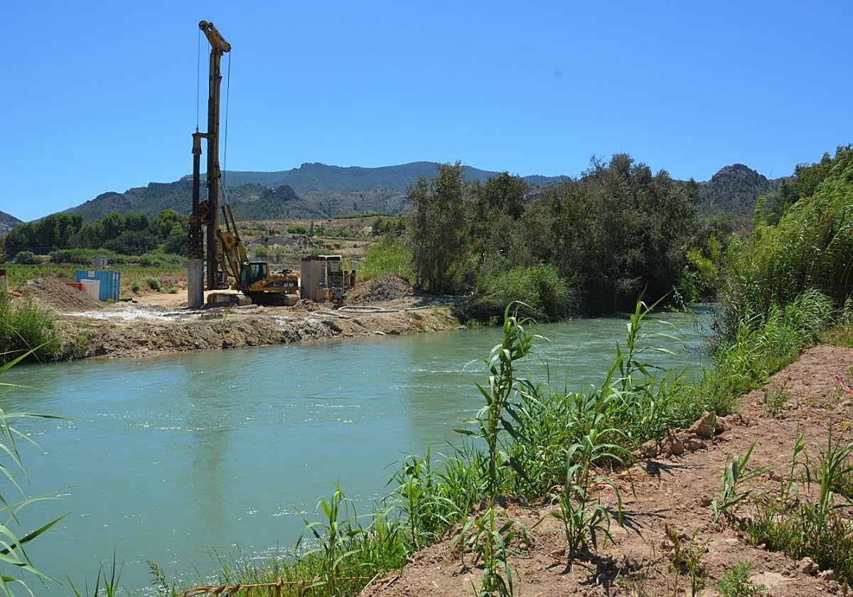 Maquinaria en la zona de obras del puente.