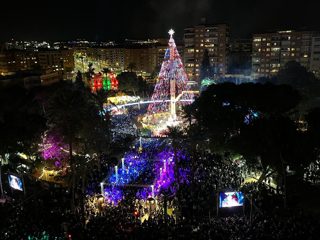 El espectáculo de encendido del gran árbol de Navidad de la plaza Circular de Murcia, en imágenes