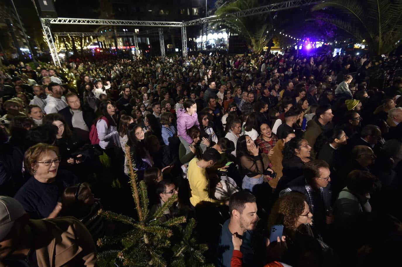 El espectáculo de encendido del gran árbol de Navidad de la plaza Circular de Murcia, en imágenes