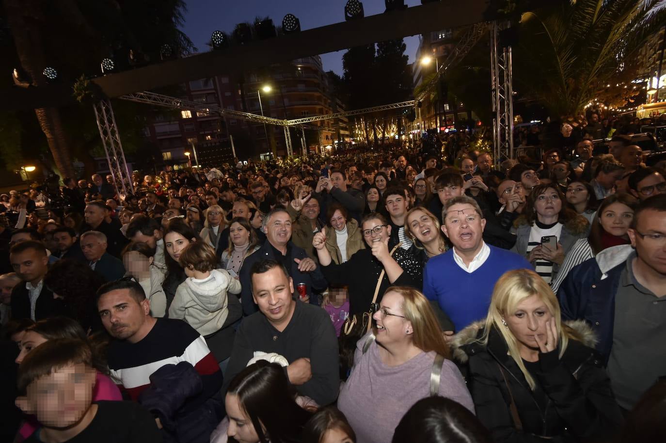 El espectáculo de encendido del gran árbol de Navidad de la plaza Circular de Murcia, en imágenes