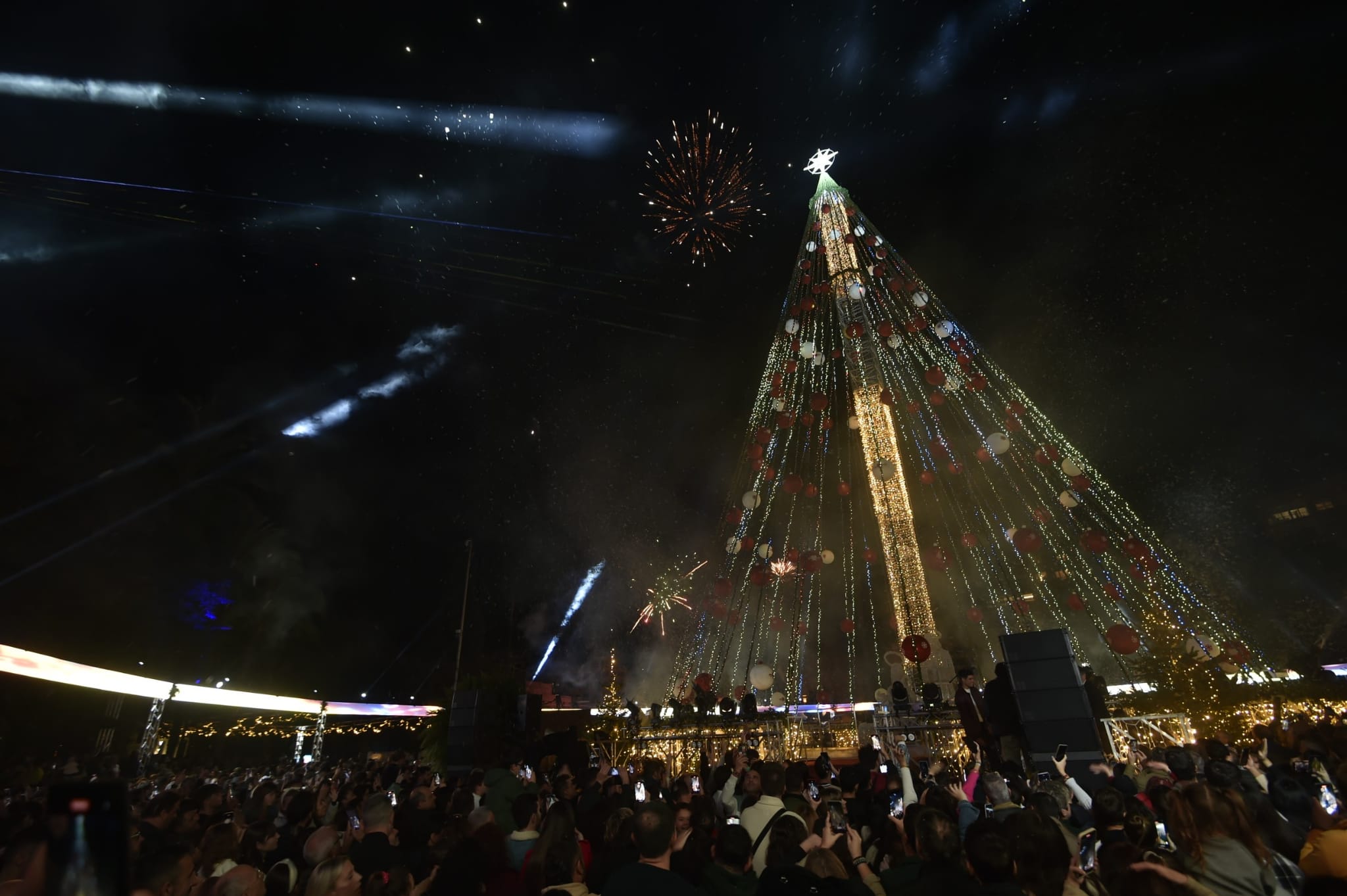 El espectáculo de encendido del gran árbol de Navidad de la plaza Circular de Murcia, en imágenes