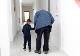 Un niño del colegio San Cristóbal y uno de los ancianos en una de las sesiones del proyecto.