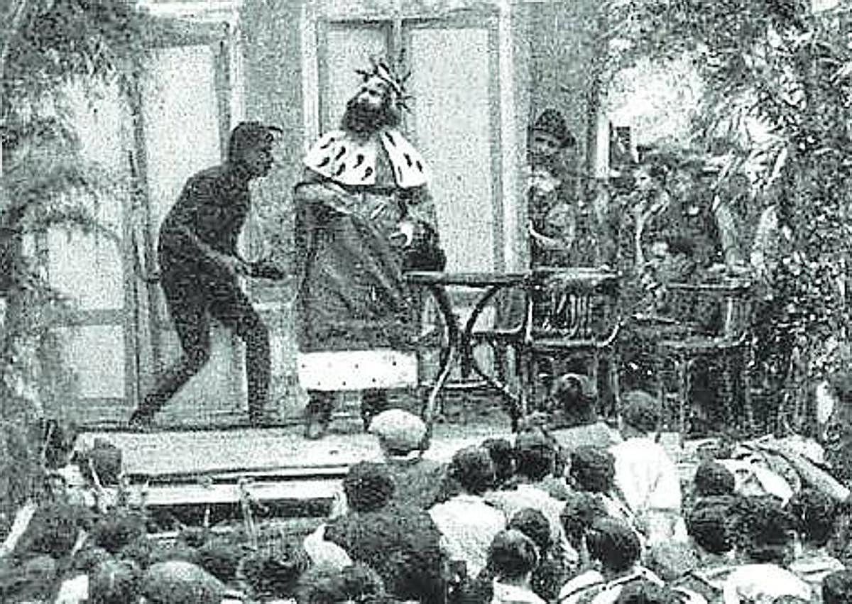 Imagen secundaria 1 - Tradición. Escena de un histórico Auto de Reyes representado en 1935. | Diminuto. El popular belén del «huevo frito», con la aureola que le da nombre.