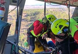Imagen del rescate de la mujer herida en Fuente Caputa este domingo.
