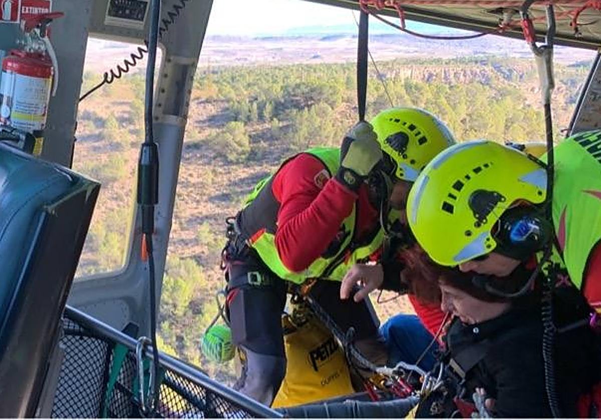 Imagen del rescate de la mujer herida en Fuente Caputa este domingo.