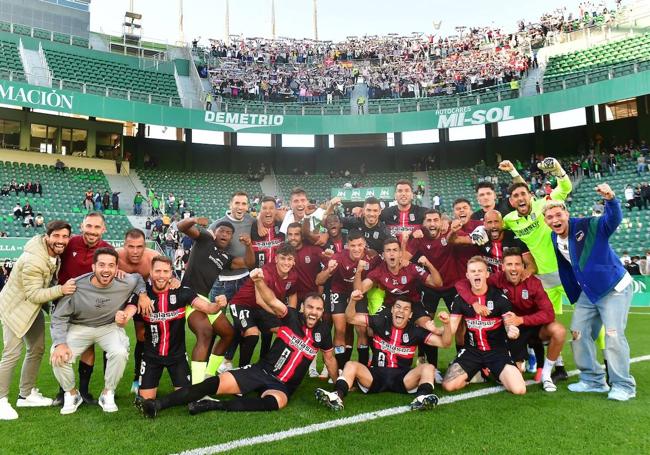 Los jugadores del Cartagena celebran delante de sus aficionados la victoria ante el Elche.