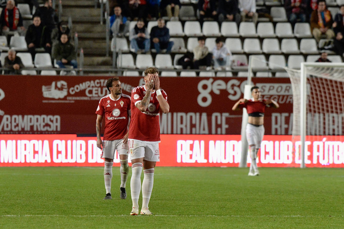 La derrota del Real Murcia frente al Antequera, en imágenes