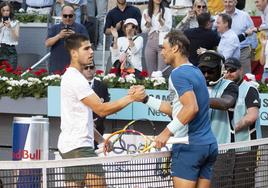 Carlos Alcaraz y Rafa Nadal, en el último partido que disputaron, en 2022 en Madrid.