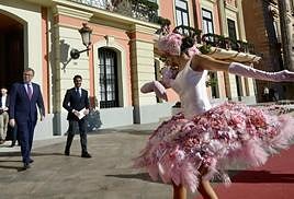 Una bailarina actúa durante el espectáculo de presentación de la programación de Navidad en Murcia.