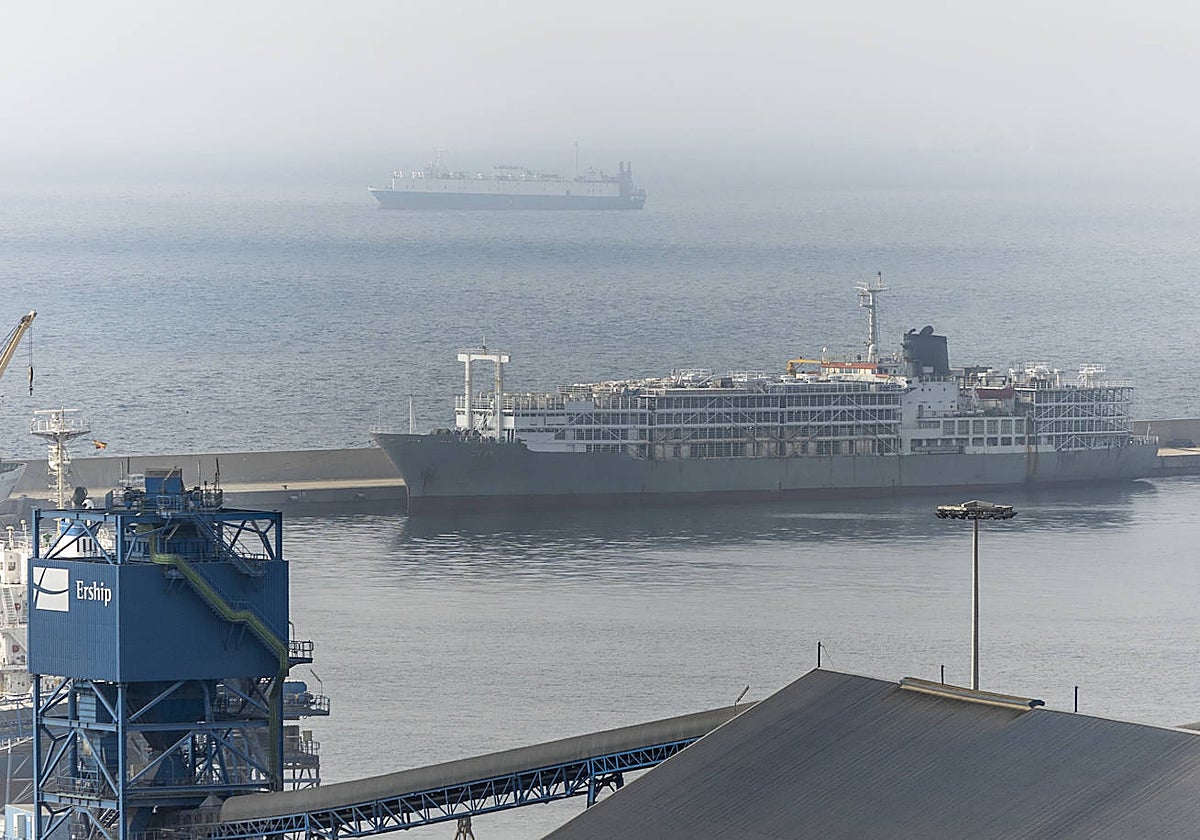 El buque 'Zein I', atracado en el dique suroeste de Escombreras.
