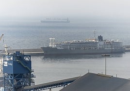 El buque 'Zein I', atracado en el dique suroeste de Escombreras.