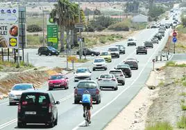 La carretera entre Mazarrón y el Puerto soporta un intenso tráfico en verano, como se aprecia en la foto.