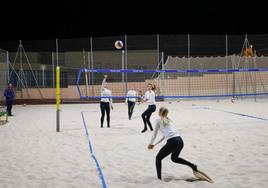 Jugadoras de voley playa entrenan en el centro internacional en una de las pistas al raso.