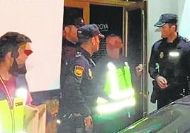 Varios agentes custodian la puerta principal del establecimiento en la operación de mediados de abril de 2018.